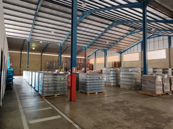 Galpón En Alquiler  Zona Ind. Paraparal - Los Guayos.  2500m² Aprox  - Conjunto Cerrado