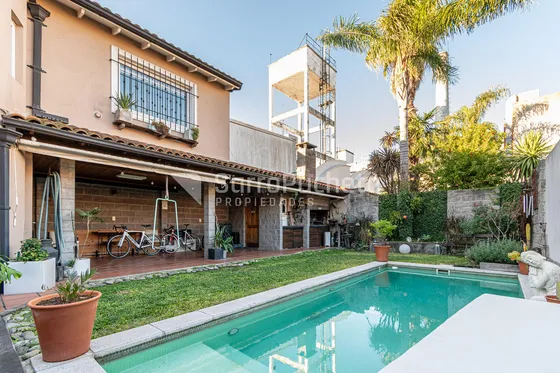 Venta Chalet 4 Ambientes Con Jardín Y Piscina En Haedo.