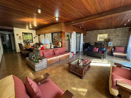 Venta. Casa. 5 Ambientes. Cochera. Jardín. Quincho. Pileta. Villa Ballester.