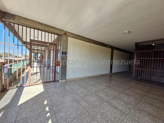 En Venta Local Comercial Av. Intercomunal Turmero-maracay 24-14791 Irrr