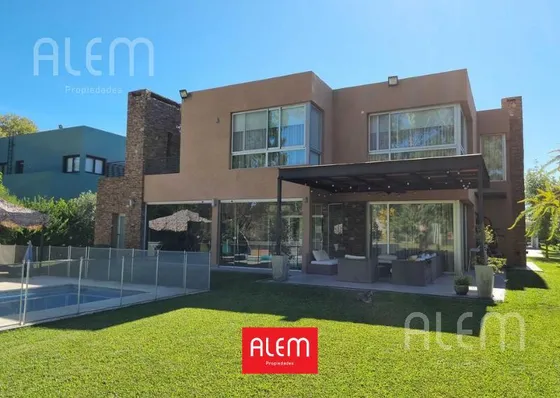 Casa De 6 Dormitorios En Venta En Valdevez | Gran Calidad Constructiva