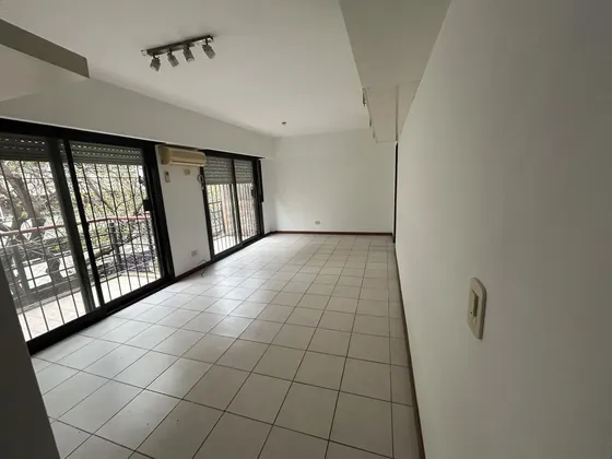 Departamento en Colegiales al Frente en Alquiler con Cochera. Muy Buena Ubicación.