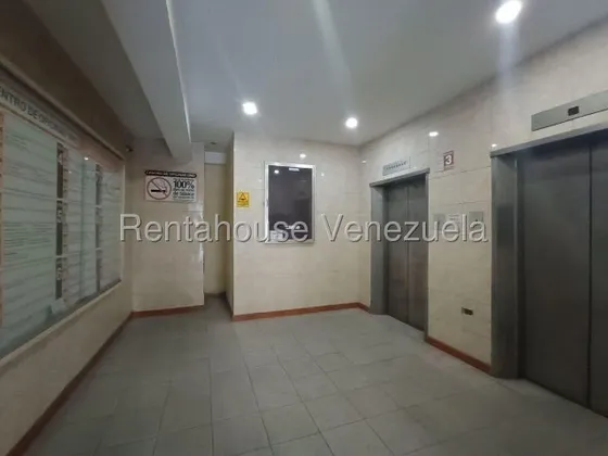 En Piso Medio Oficina En Venta En El Centro De Maracay Db 25-18050