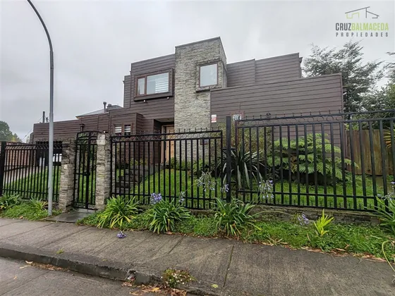 Casa En Venta De 5 Dorm. En Puerto Varas