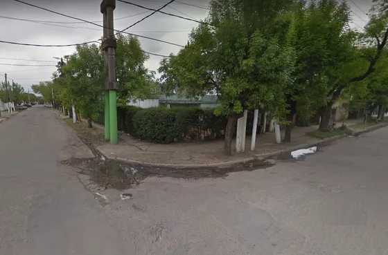 Casa En Esquina A 1 Cuadra De La Municipalidad... Ideal Para Refaccionar O Demoler. José C. Paz
