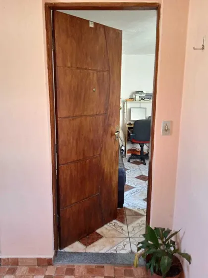 Vendo Apartamento Bem Conservado Com 2 Quartos, Ótimo Local E Bem Barato!