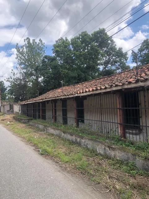 Parcela De Amplio Metraje Con 3 Chalets Para Remodelar, 2 Chalet Solo Estructura, Casa Principal A Remodelar, Pozo De Agua Y Una Excelente Ubicación.  San Diego. Urb. La Lopera  (mer)