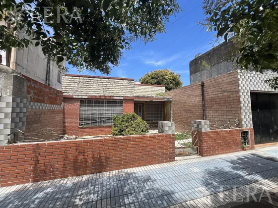 Venta Casa De 3 Ambientes Con Cochera Y Jardín En Wilde