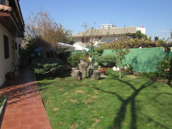 Gran Casa En Venta De 4 Dorm. En Las Condes, Rotonda Atenas