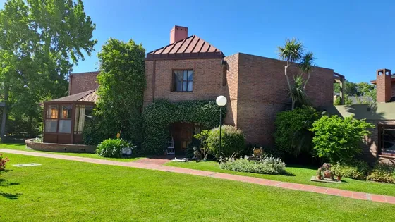 Casa En Venta - 3 Dormitorios - Piscina- 586mts2 - Countries/b.cerrado (berazategui)