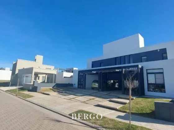 Venta - Duplex En La Calandria 3 Dormitorios ( Uno En Planta Baja)