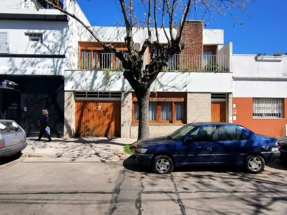 Casa En Venta - 4 Dormitorios 2 Baños - Cochera - 246mts2 - Villa Real