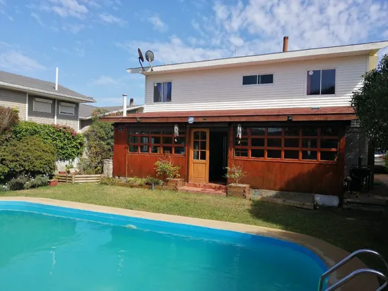 Amplia Casa Familiar Con Piscina A Pasos De La Playa.