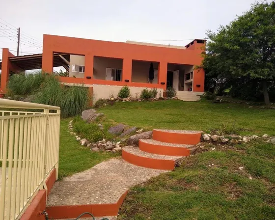 Casa En Venta - 4 Dormitorios 3 Baños - Villa Carlos Paz