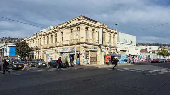 Casona Histórica En Venta Esquina Comercial En Valparaíso