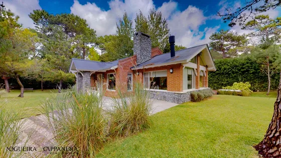 Casa De 3 Dormitorios En Venta En Cariló Con Gas Natural (con Posibilidad De Financiación)