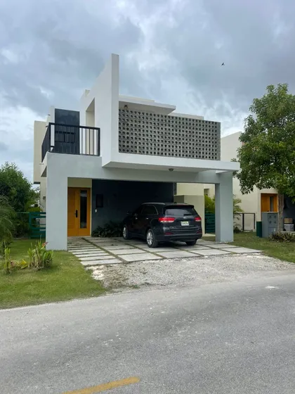 Casa Amplia De 2 Niveles En Vista Cana , De Oportunidad 