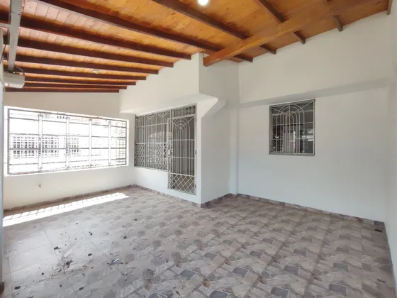 Casa En Arriendo En Prados Del Este. Cod A30234