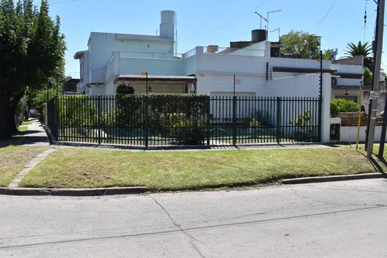 Casa En Venta - 2 Dormitorios 1 Baño - 209mts2 - Villa Santos Tesei