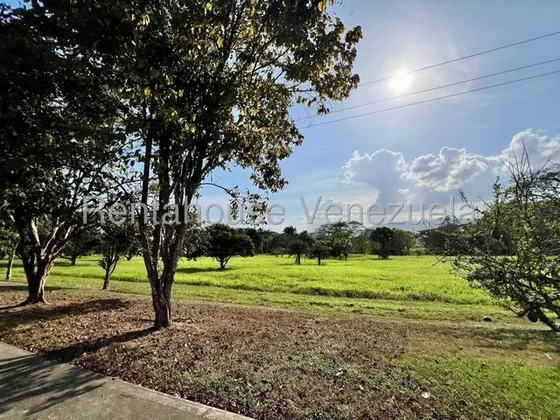 Terreno Venta  2972 Mts  Hato  Royal  Con Guarda Custodia De 20 Has.  Paisajismo,buena Vialidadvalencia Carabobo Leida Falcon Lf25-15485