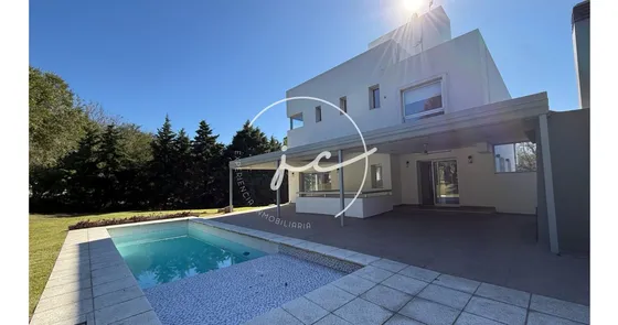 Casa En Alquiler En Lomas De La Carolina Con 4 Dormitorios