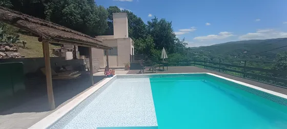 Casa De Dos Dorm, Cocina Comedor, Dos Baños. Pileta Y Dos Dptos Para Alquier Temporal