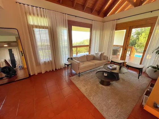 Villa En Venta En Jarabacoa, Totalmente Amueblado, A Paso Del Pueblo Proximo Al Restaurante Hamacade Dios