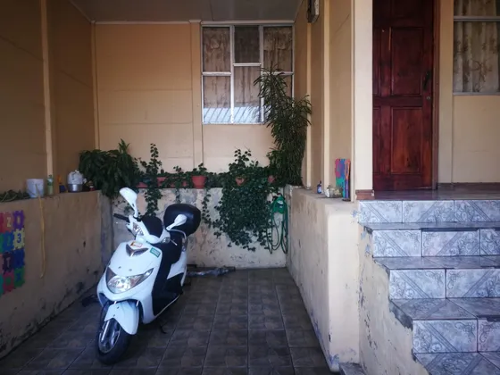 Casa De 2 Plantas Con Cochera Grande. 1 Baño. 3 Cuartos. 