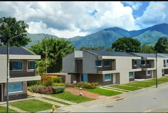 G01-40 Platinum Inmuebles Gold Vende Town House En Conjunto Residencial Casa Verde.
