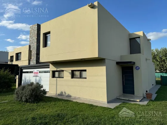 Villa Catalina - Casa En Venta  3 Dormitorios
