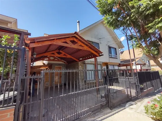 Casa En Arriendo De 3d Y 3b En Limache. Metro A 8 Cuadras.