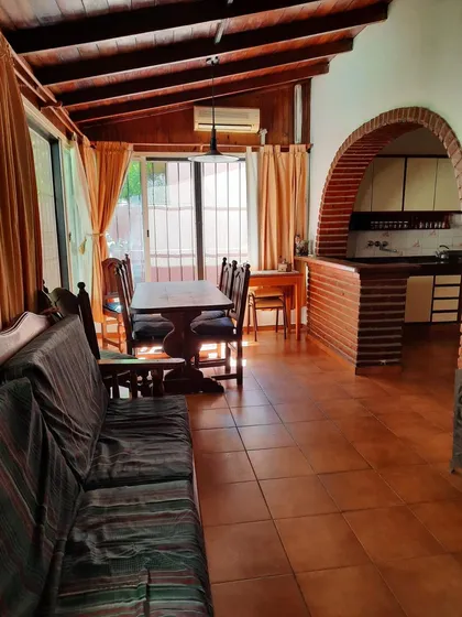 Casa En Venta - 3 Dormitorios 2 Baños - Cochera - 233mts2 - Hurlingham