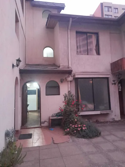 Casa De Tres Pisos En Excelente Ubicación (63468)