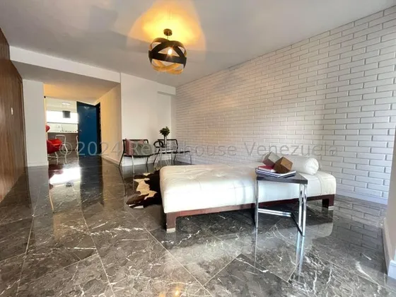 Agp Apartamento Listo Para Mudarse, En Venta En Los Palos Grandes, El Edificio Tiene Pozo De Agua 25-3629 Ys 