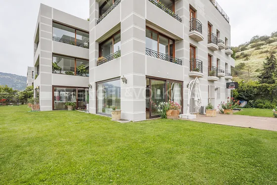 Departamento Con Jardín, Piscina Y Amplia Vista A La Ciudad