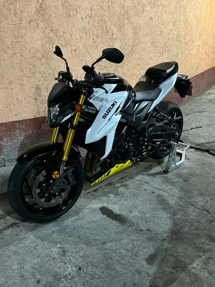 Motocicleta Suzuki 750s