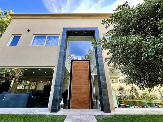 Espectacular Casa En Alquiler Con Muy Lindo Jardín, 2 Plantas - Acassuso - De Libertador Al Río