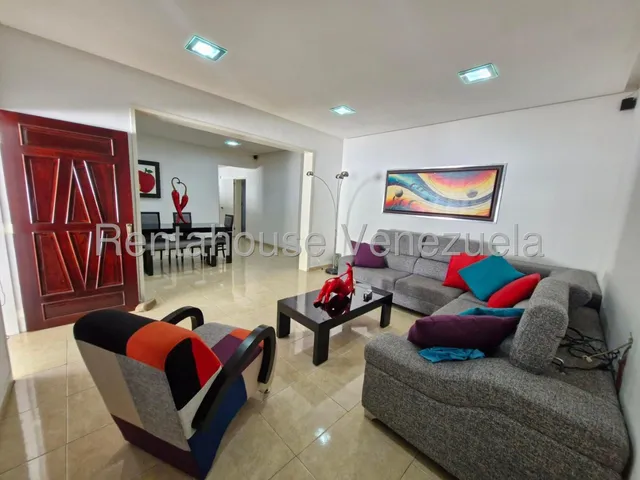 Jip 25-12356. Rent-a-house Vende Encantadora Casa De 739.73mts2, 4 Hab., 5 Baños, Amplio Jardines, Área Social. En Zona Norte El Limon. Aragua