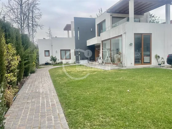 Casa En Venta De 3 Dorm. En Vitacura, Servicios, Remodelada