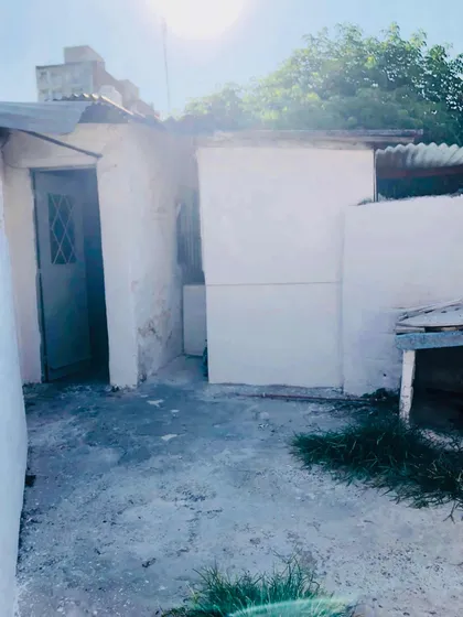 Un Dormitorio Con Patio- Quesada Y San Martin. Anda Y Porto