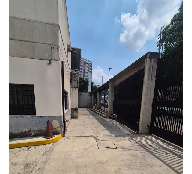 Alquila Local Comercial A Pie De Calle En La Av Victoria. A Una Cuadra De La Avenida Nueva Granada. Cerca De Todo. 