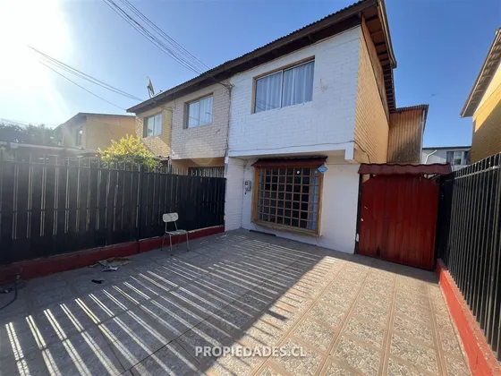 Casa En Venta De 2 Dorm. En Puente Alto