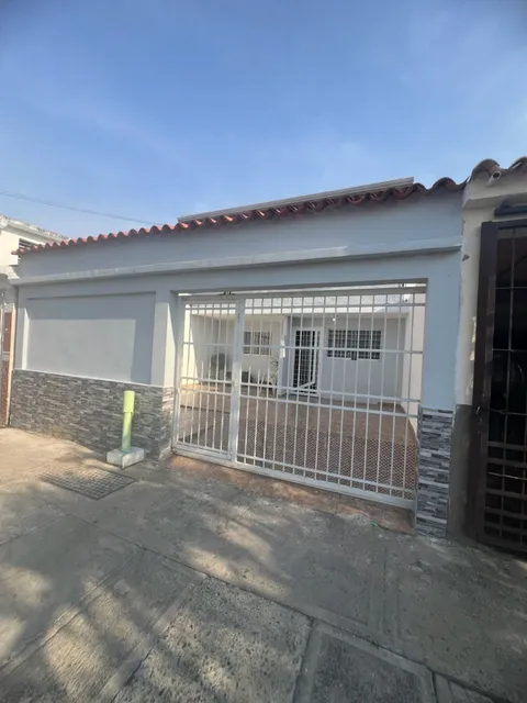 En Venta Casa De Dos Plantas En Urbanización Las Quintas De Naguanagua - Maritza Lopez 