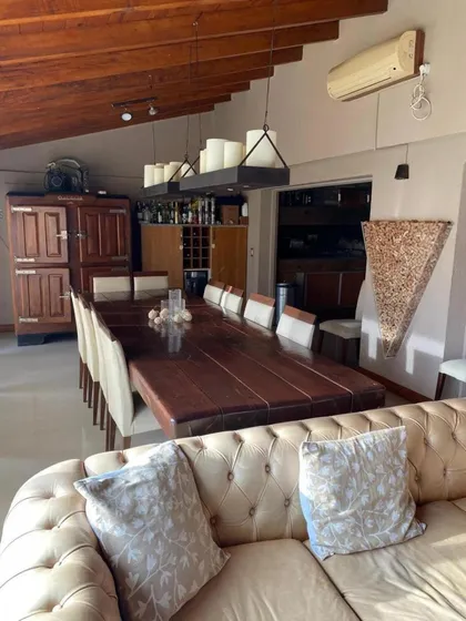 Casa En Venta - 3 Dormitorios 3 Baños - Cochera - 400mts2 - Río Cuarto
