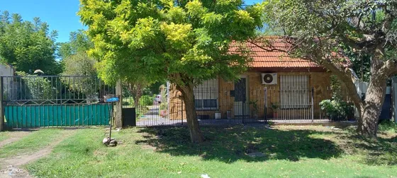 Casa En Venta - 2 Dormitorios 2 Baños - Cochera - 1.200mts2 - La Plata