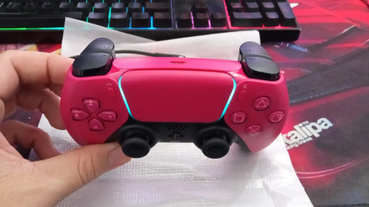 Controle joystick sem fio Sony PlayStation Volcanic Red PS5 cosmic red