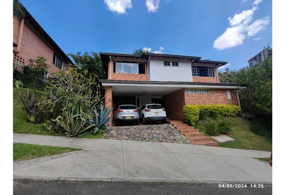 En Venta Amplia Casa En La Loma De Benedictinos, Envigado