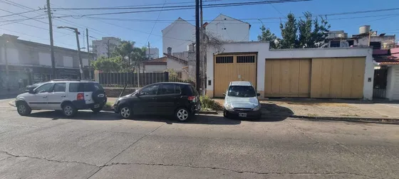 En Venta En Villa Bosch Galpon De 200m2 Sobre Lote De 10x22 A Metros De Avenida Principal Y A Solo 5 Cuadras De La Estacion. Ademas Patio Propio F: 9496