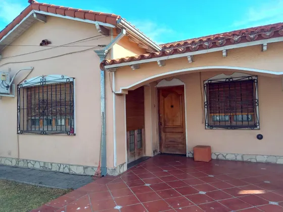 Casa En Venta - 4 Dormitorios 4 Baños - 1.026mts2 - Lomas Del Mirador