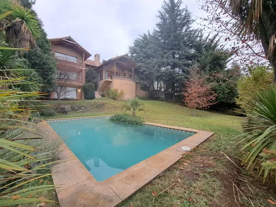 Casa En Venta De 4 Dorm. En Las Condes